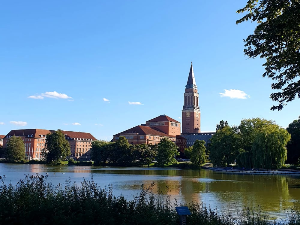 Foto zeigt das Kieler Rathaus und den Kleinen Kiel